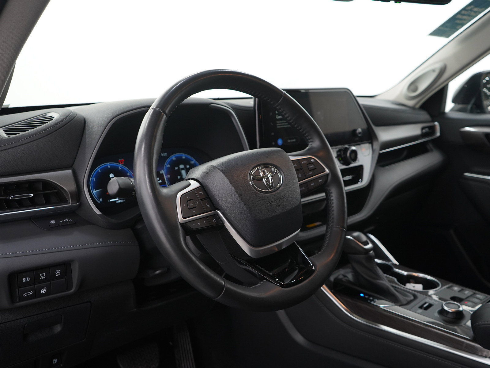 Used 2024 Toyota Highlander Limited AWD/4WD image 30