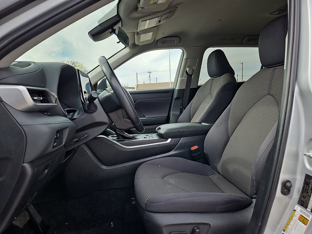 Used 2024 Toyota Highlander LE image 15