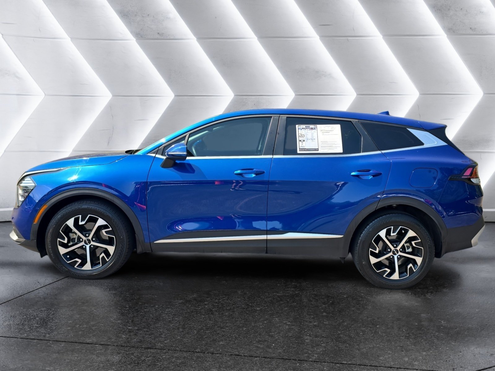 Used 2025 Kia Sportage EX FWD image 2