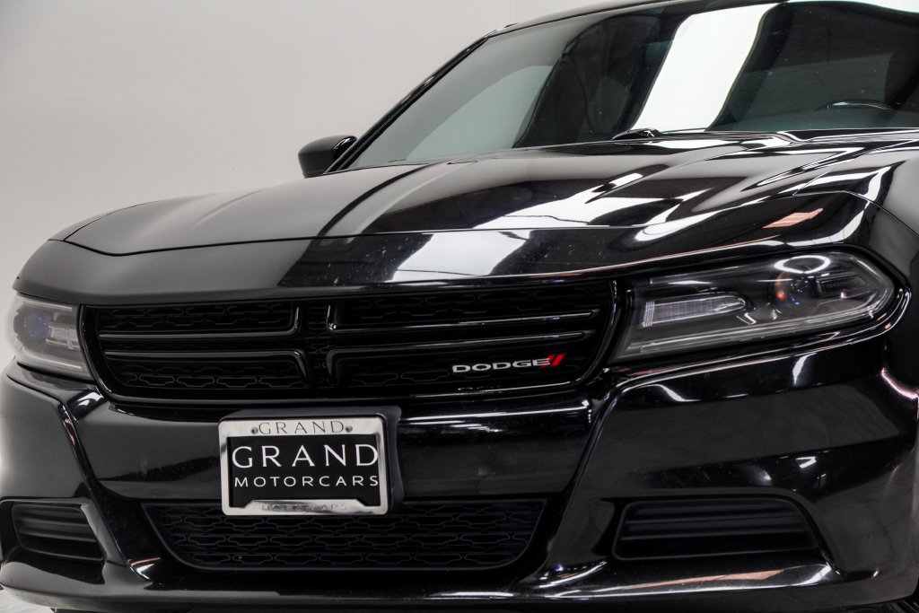 Used 2018 Dodge Charger SXT w/ Blacktop Package RWD image 2