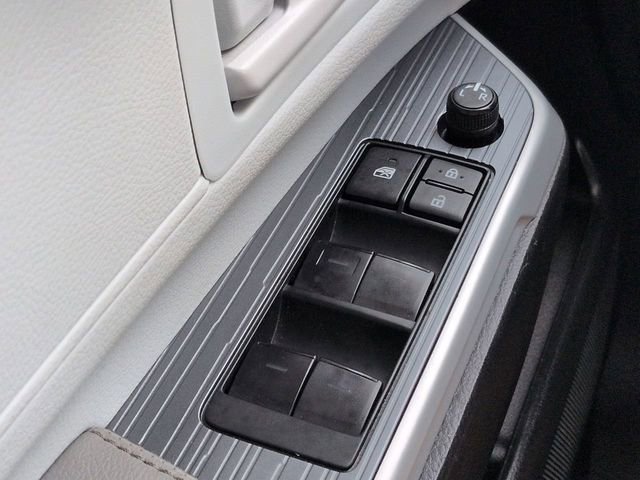Certified 2025 Toyota Sienna LE FWD image 22