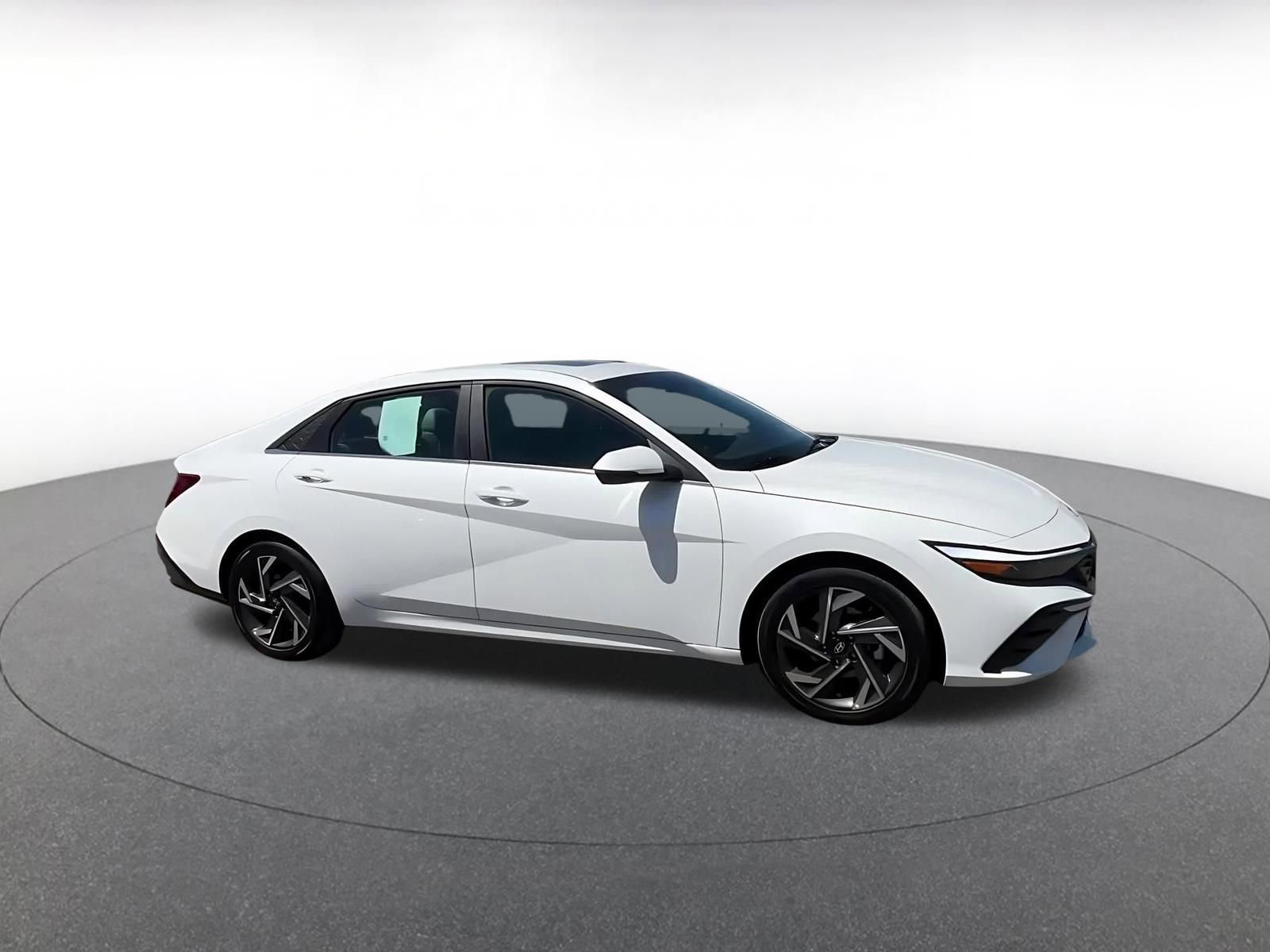 Used 2025 Hyundai Elantra Limited FWD image 2