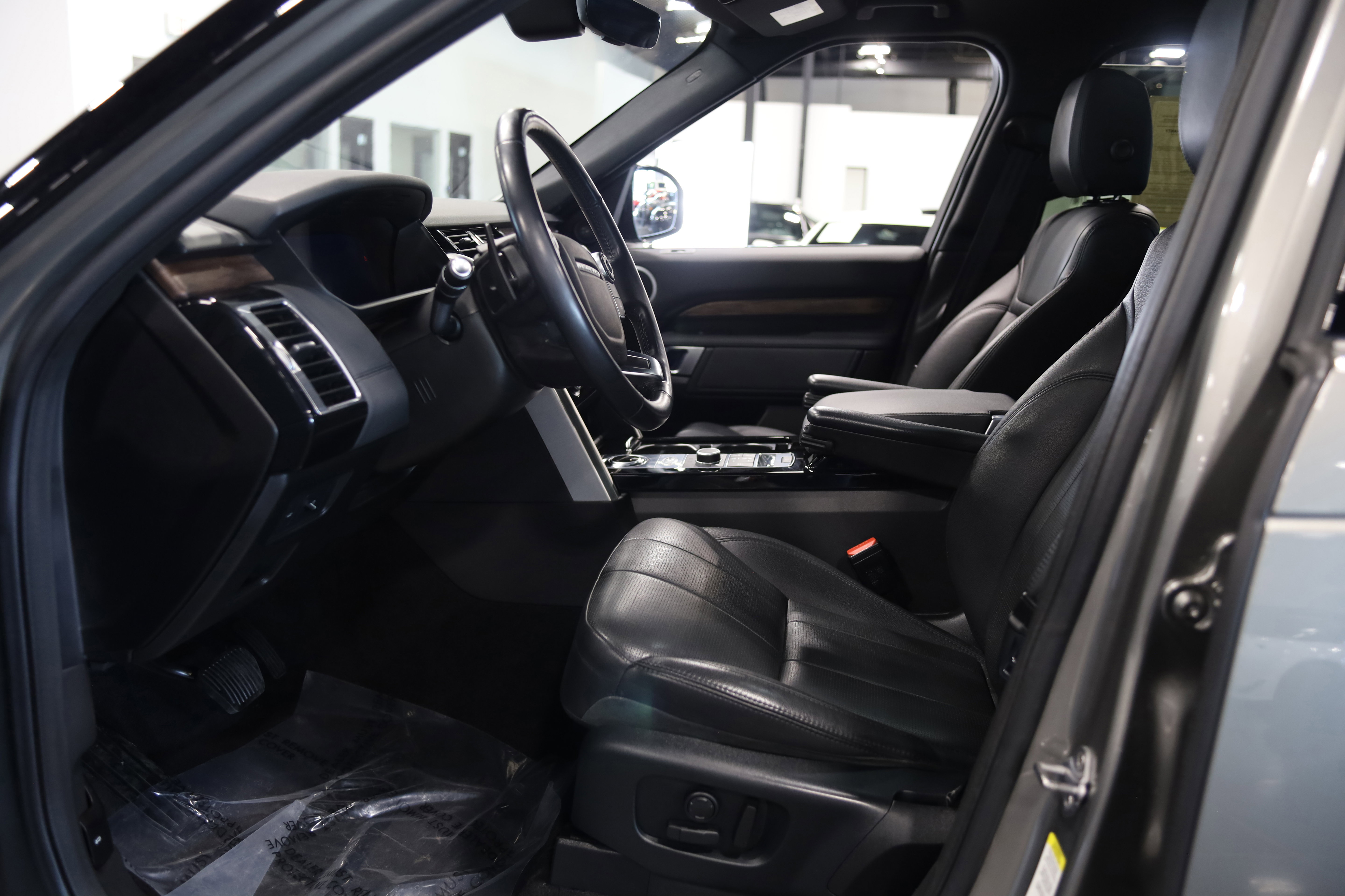 Used 2018 Land Rover Discovery HSE AWD/4WD image 16