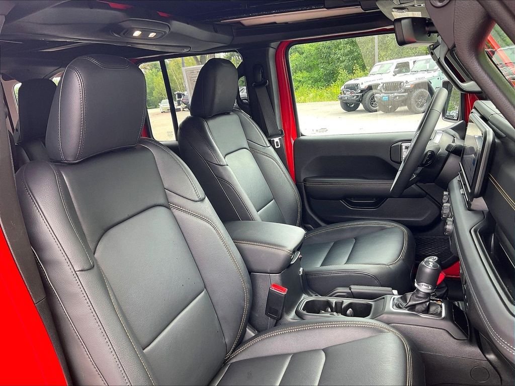 Used 2025 Jeep Wrangler Unlimited Sahara AWD/4WD image 10