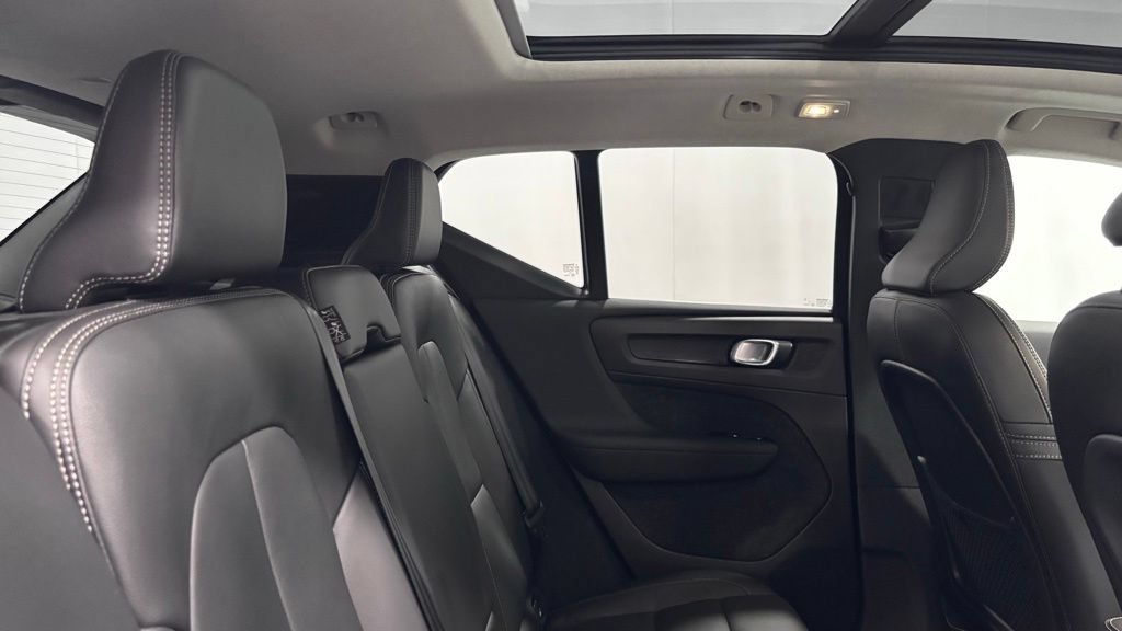 Certified 2025 Volvo XC40 B5 Plus AWD/4WD image 25