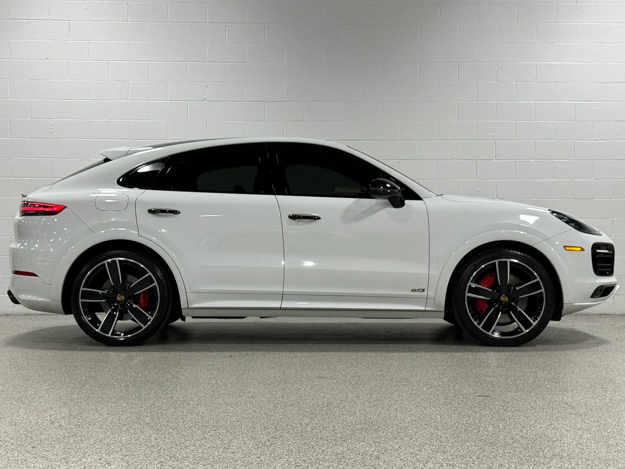 Used 2022 Porsche Cayenne GTS AWD/4WD image 5