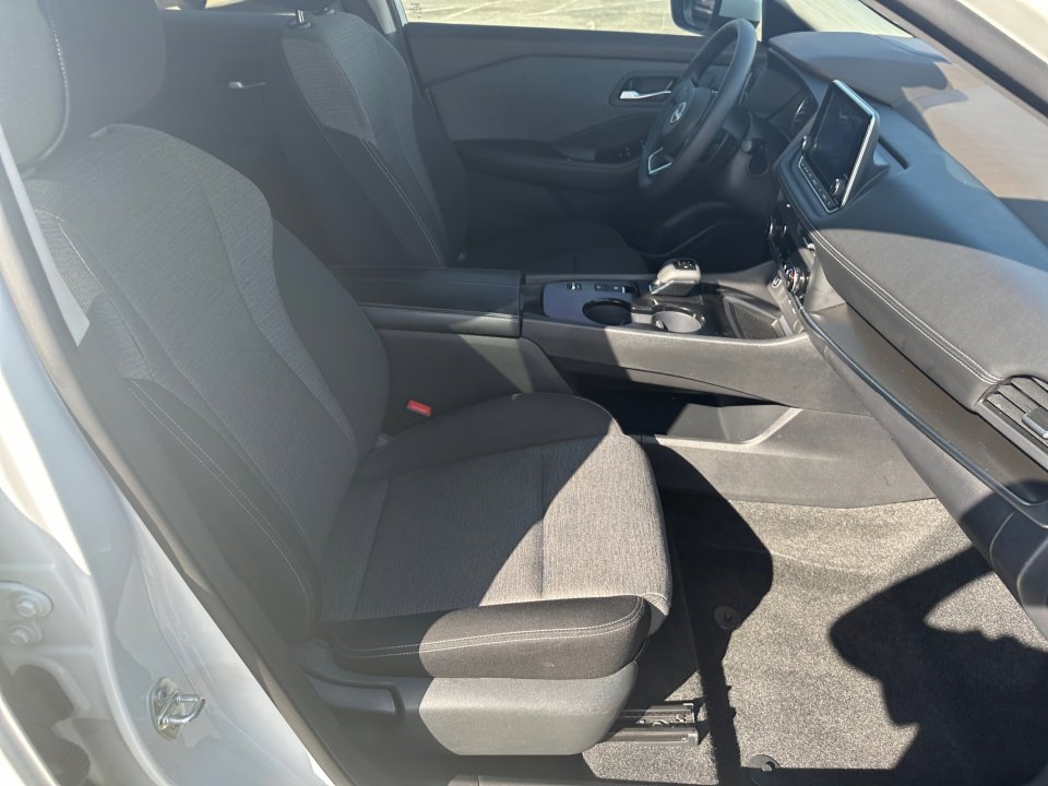 Used 2023 Nissan Rogue SV image 32