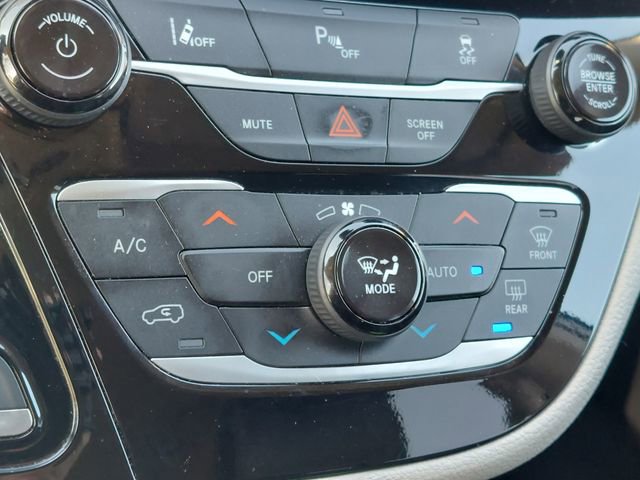 Used 2023 Chrysler Pacifica Touring-L image 38