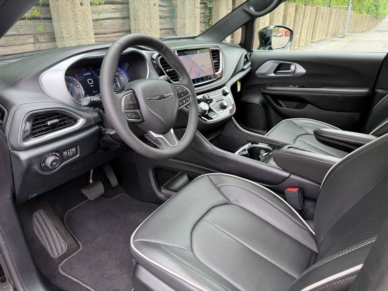 Used 2026 Chrysler Pacifica Limited FWD image 17