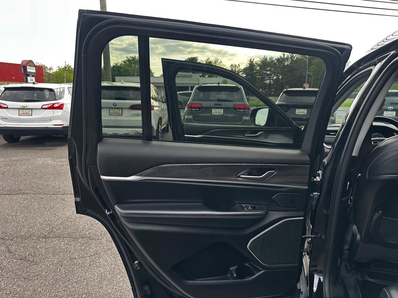 Used 2022 Jeep Grand Cherokee L Limited AWD/4WD image 24