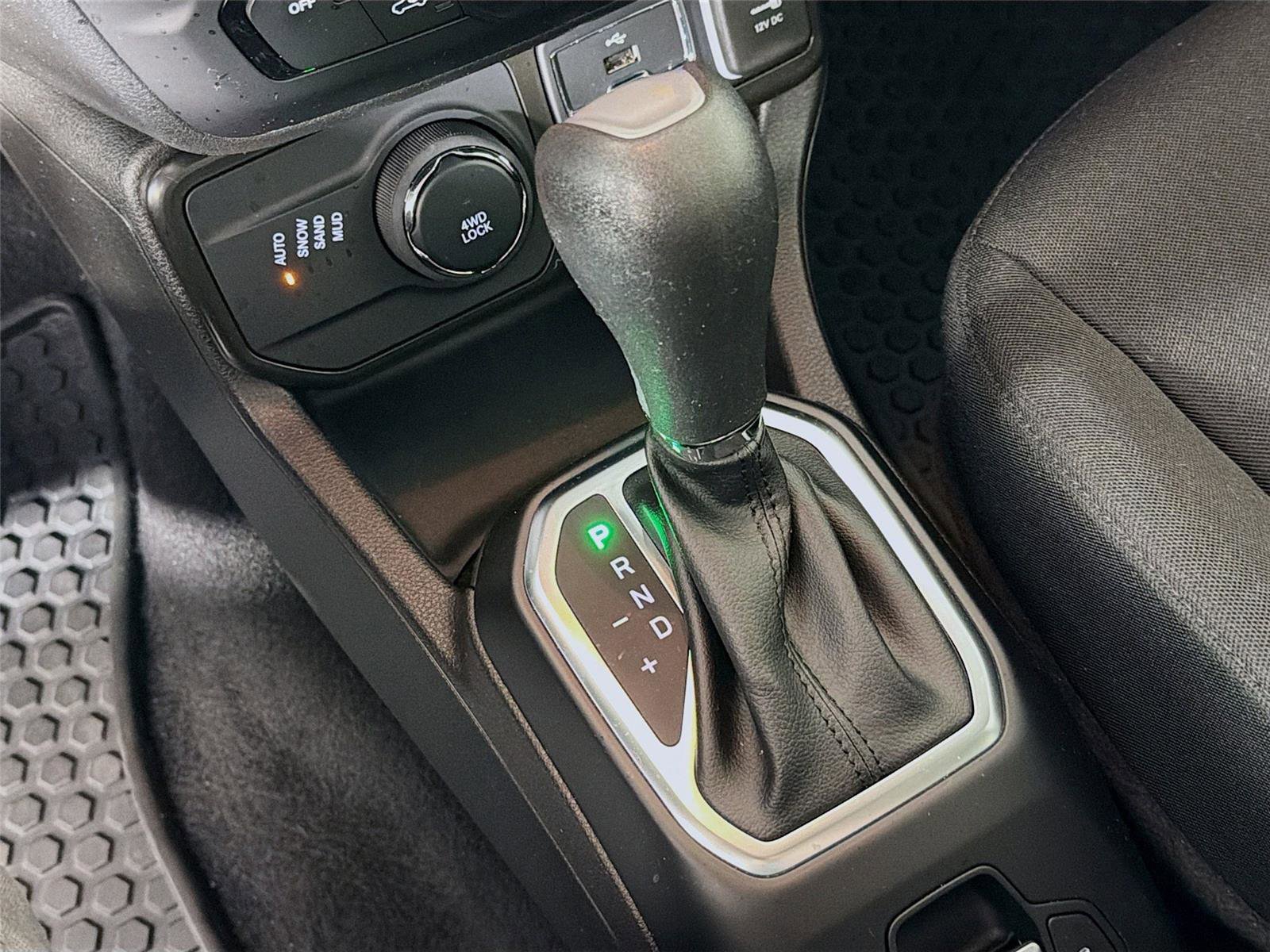 Used 2023 Jeep Renegade Latitude AWD/4WD image 18
