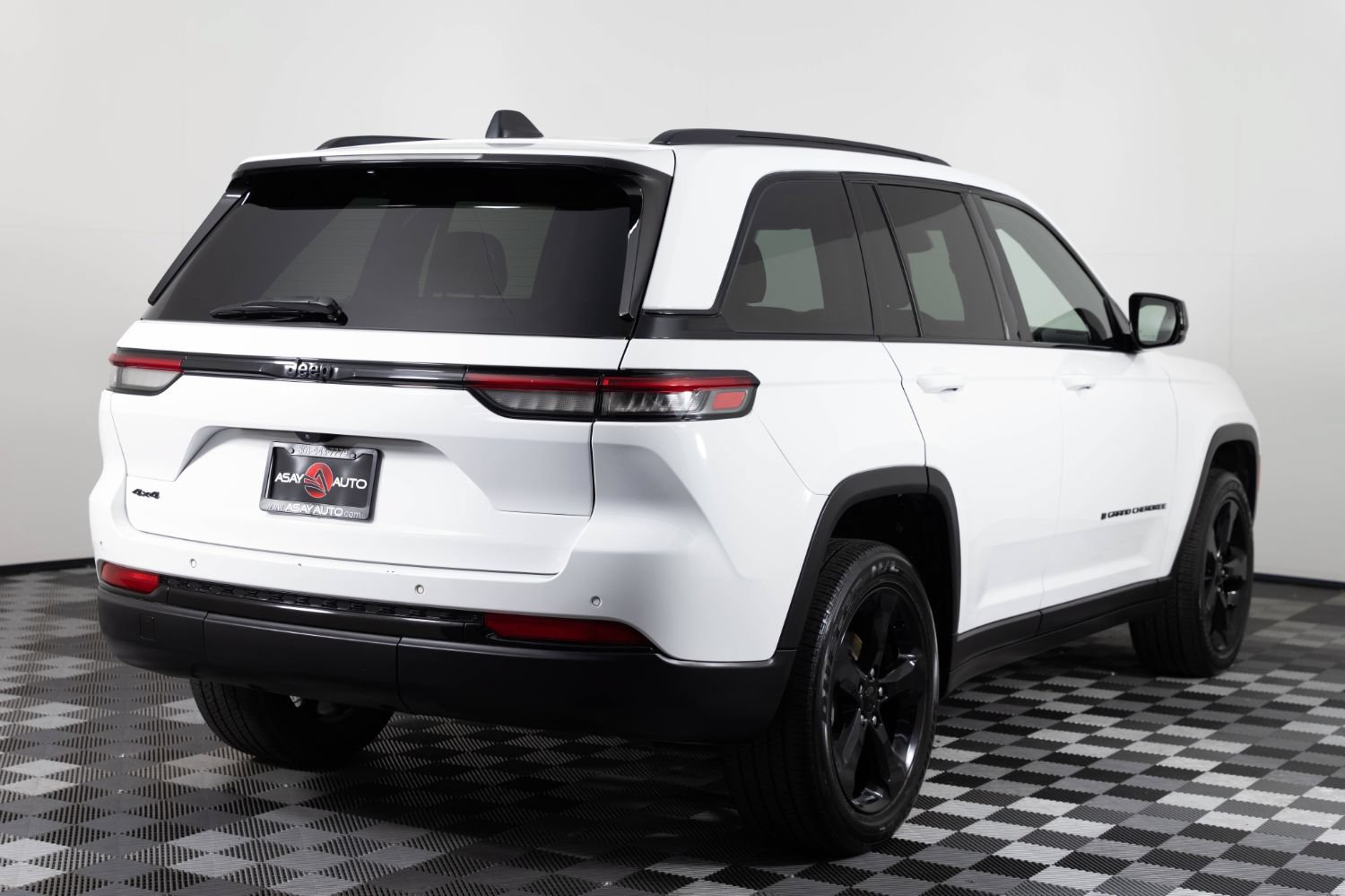 Used 2023 Jeep Grand Cherokee Altitude AWD/4WD image 7