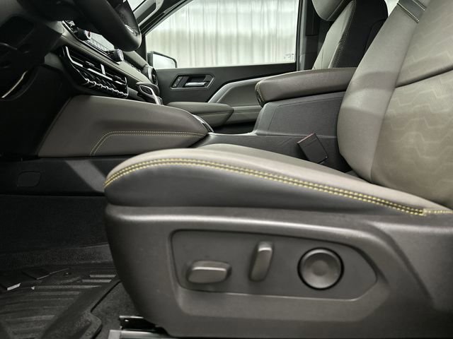 Used 2025 Chevrolet Colorado ZR2 w/ Technology Package image 18