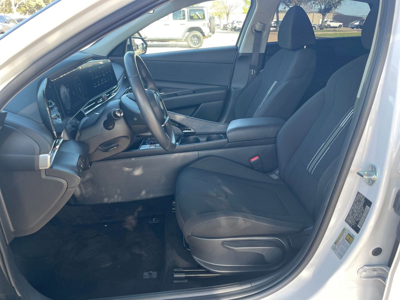 Used 2025 Hyundai Elantra SEL image 30