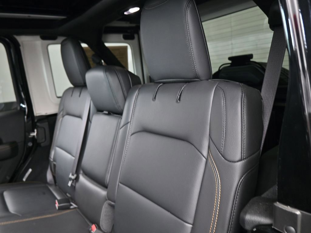 Used 2024 Jeep Wrangler Sahara image 29