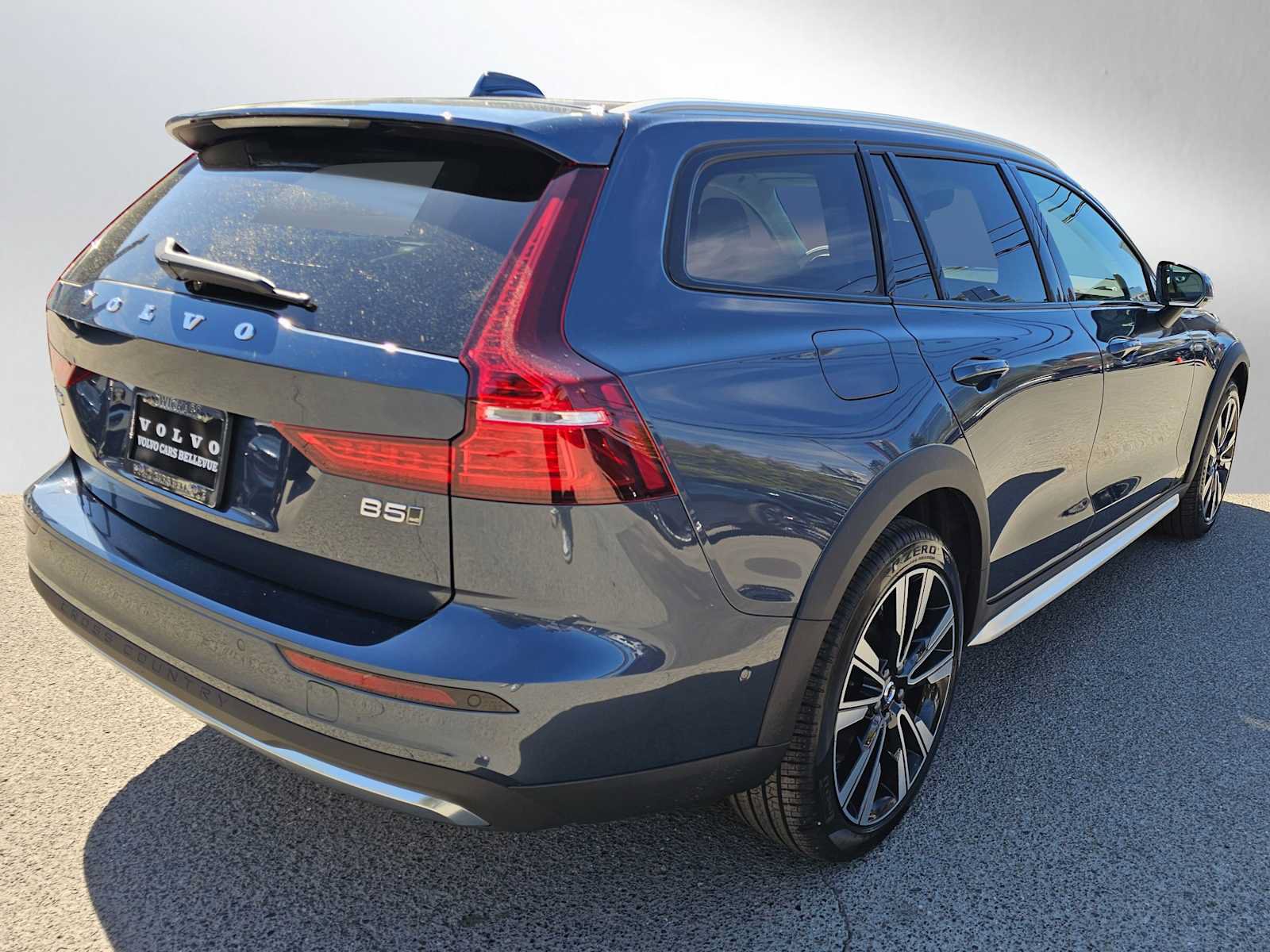 New 2026 Volvo V60 B5 Cross Country Ultra w/ Climate Package AWD/4WD image 3