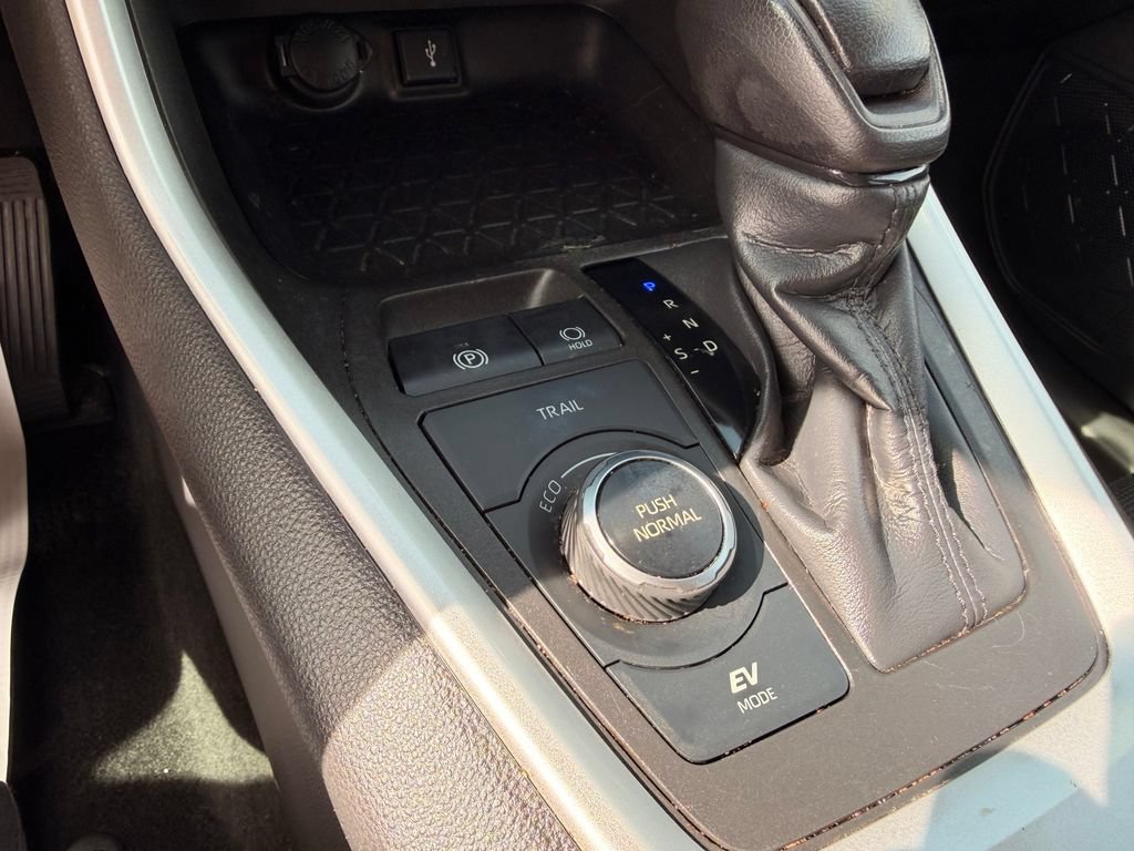 Used 2022 Toyota RAV4 LE AWD/4WD image 23