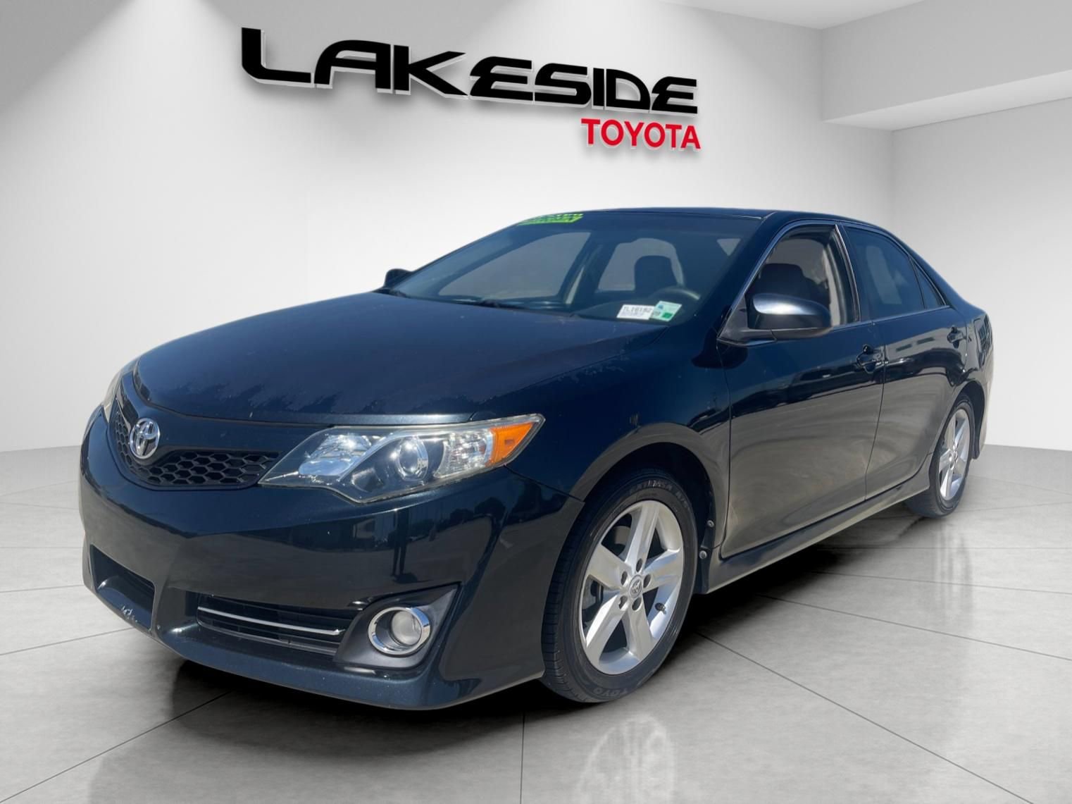 Used 2012 Toyota Camry SE image 2