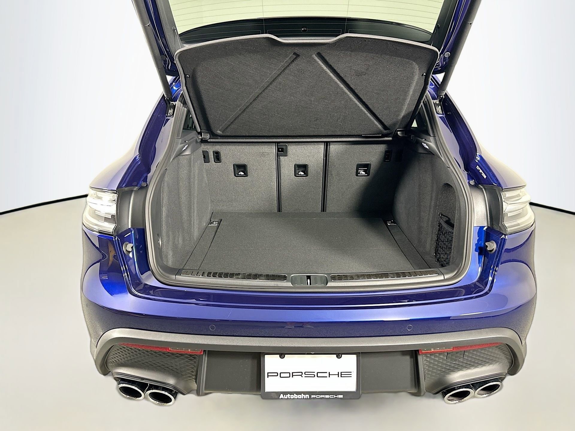 Certified 2025 Porsche Macan image 37