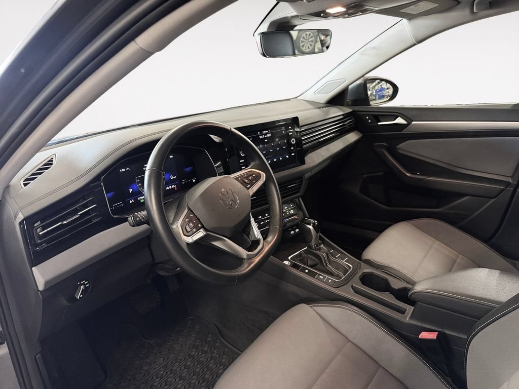 Used 2025 Volkswagen Jetta SE FWD image 10