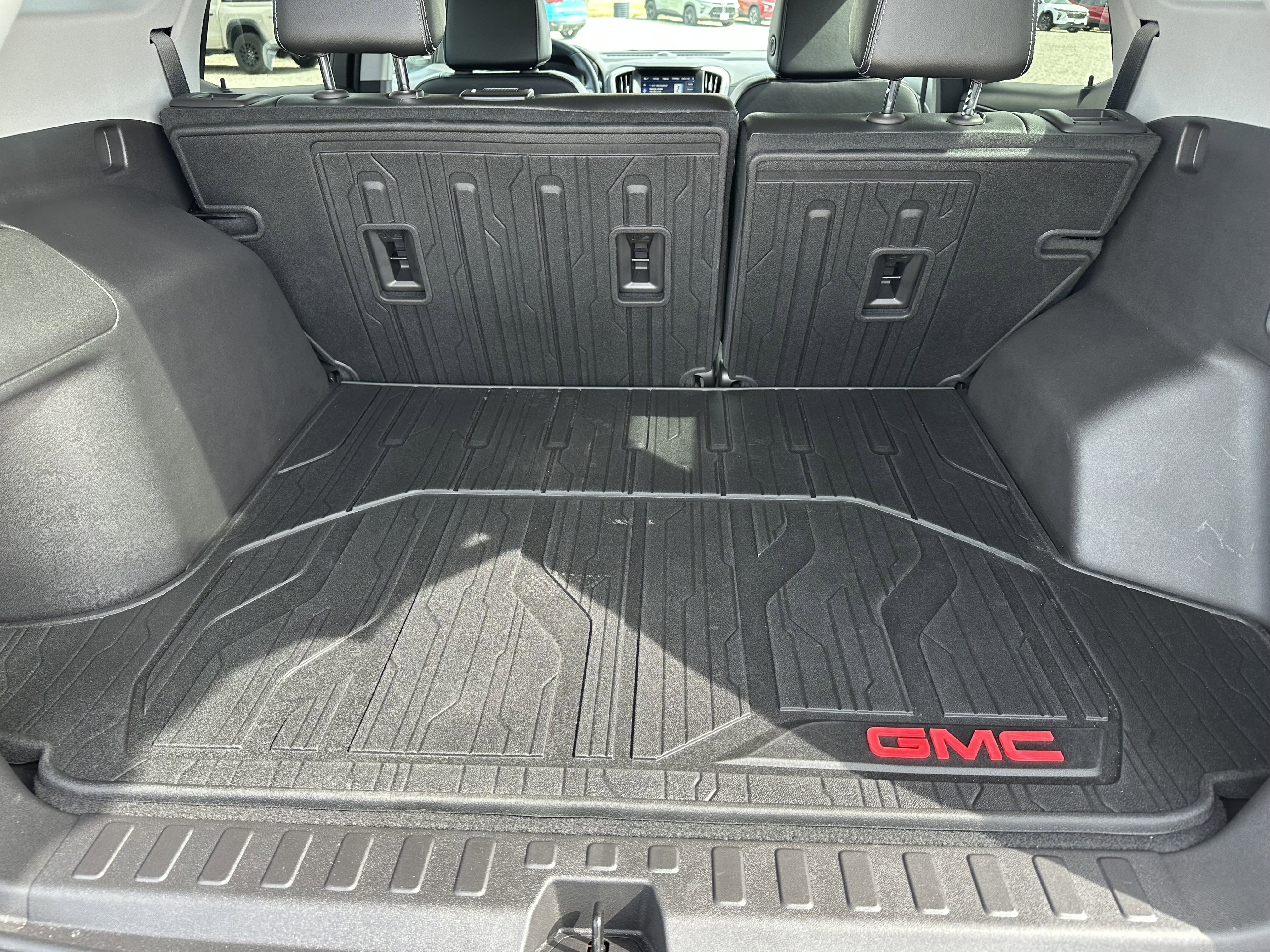 Used 2024 GMC Terrain SLT w/ Infotainment Package II image 26