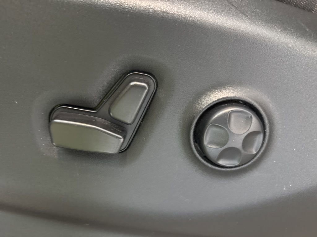 Used 2023 Chrysler Voyager LX image 9