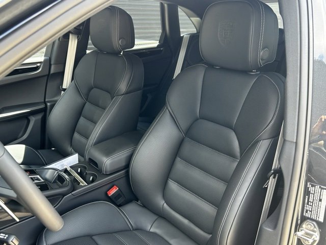 Certified 2025 Porsche Macan image 5