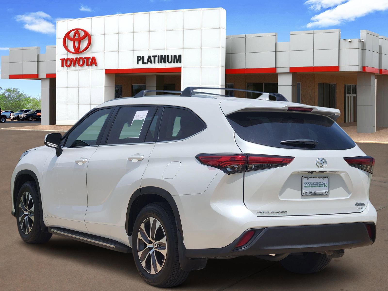 Used 2023 Toyota Highlander XLE FWD image 5