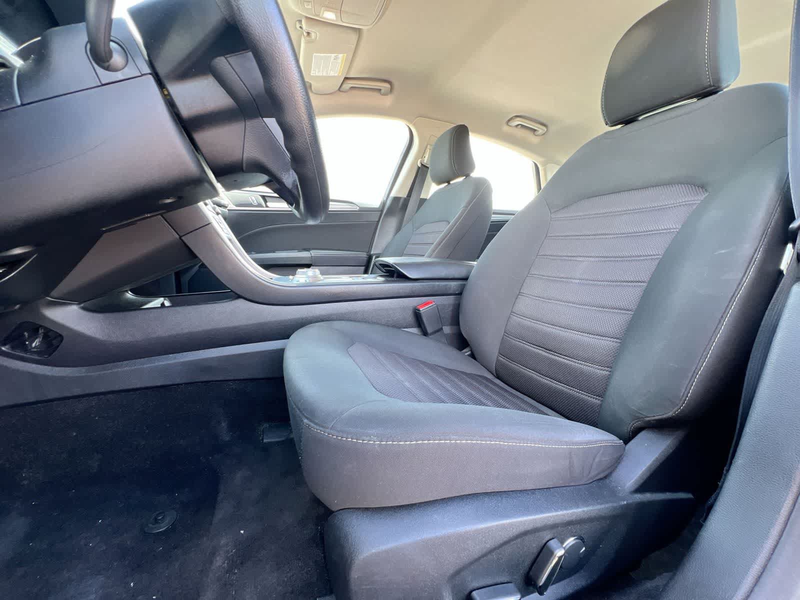 Used 2020 Ford Fusion SE FWD image 16
