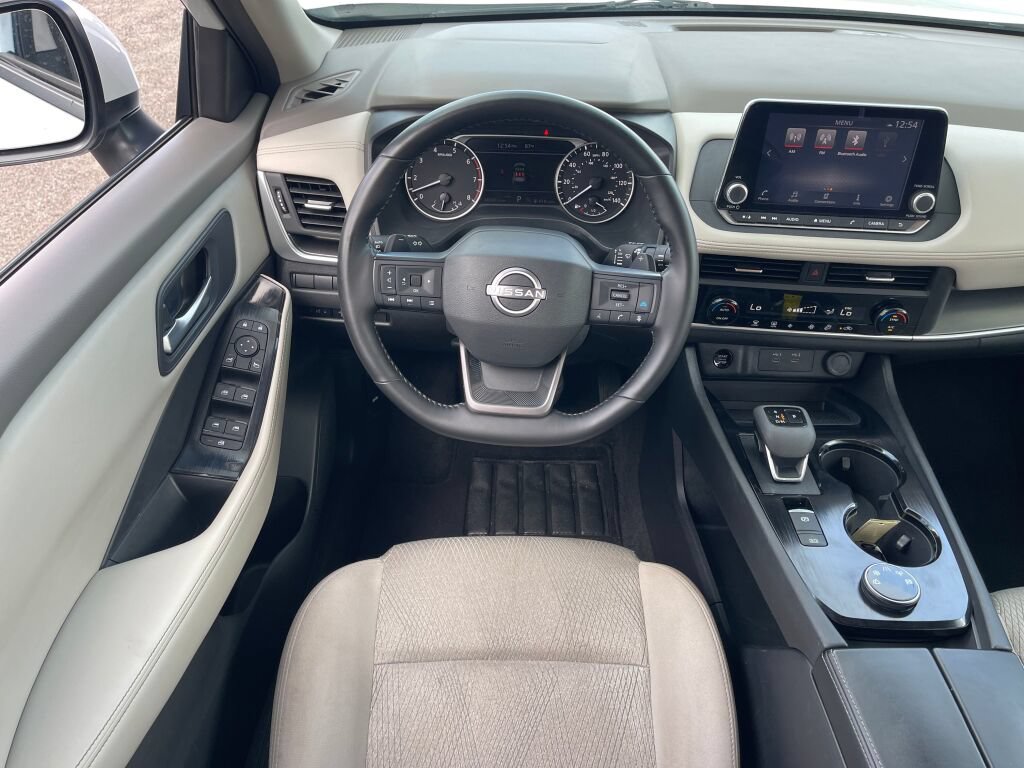 Used 2025 Nissan Rogue SV AWD/4WD image 2