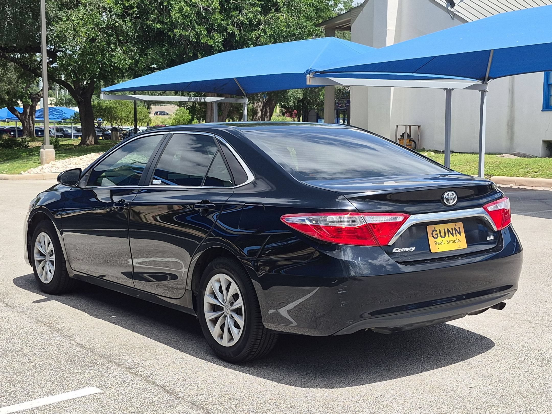Used 2017 Toyota Camry LE FWD image 3