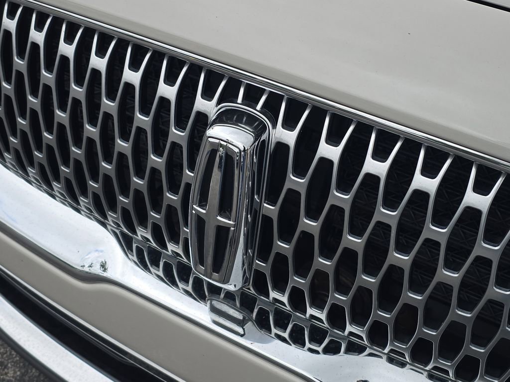 Used 2022 Lincoln Nautilus FWD w/ Premium Package image 6