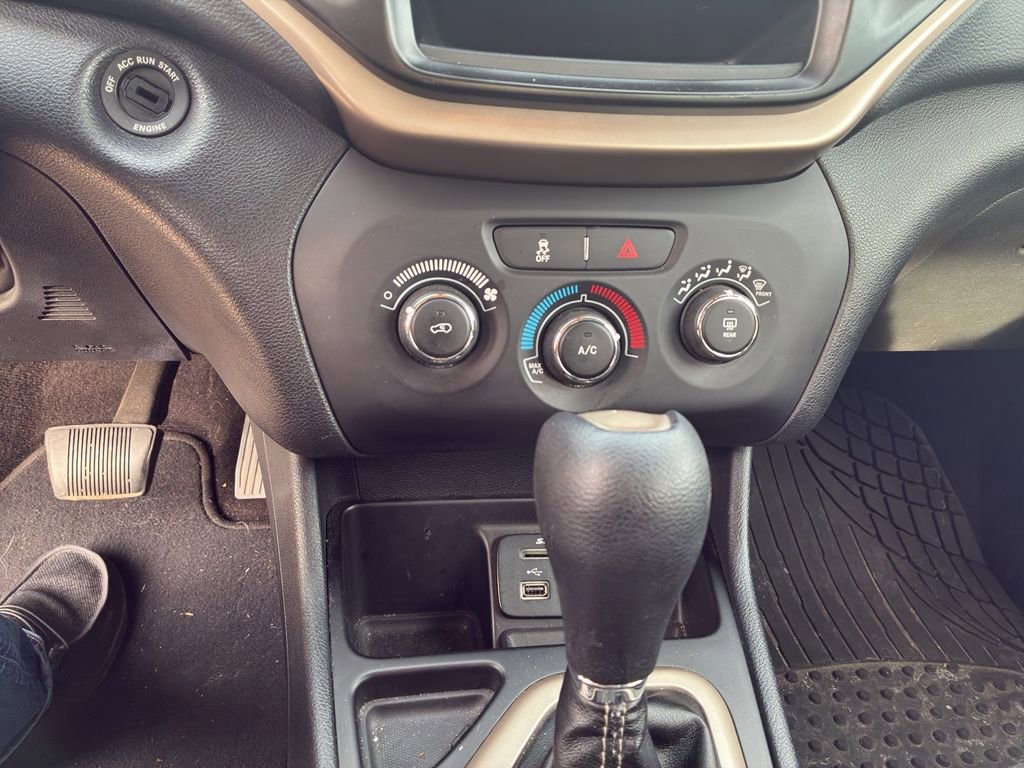 Used 2016 Jeep Cherokee Sport image 16