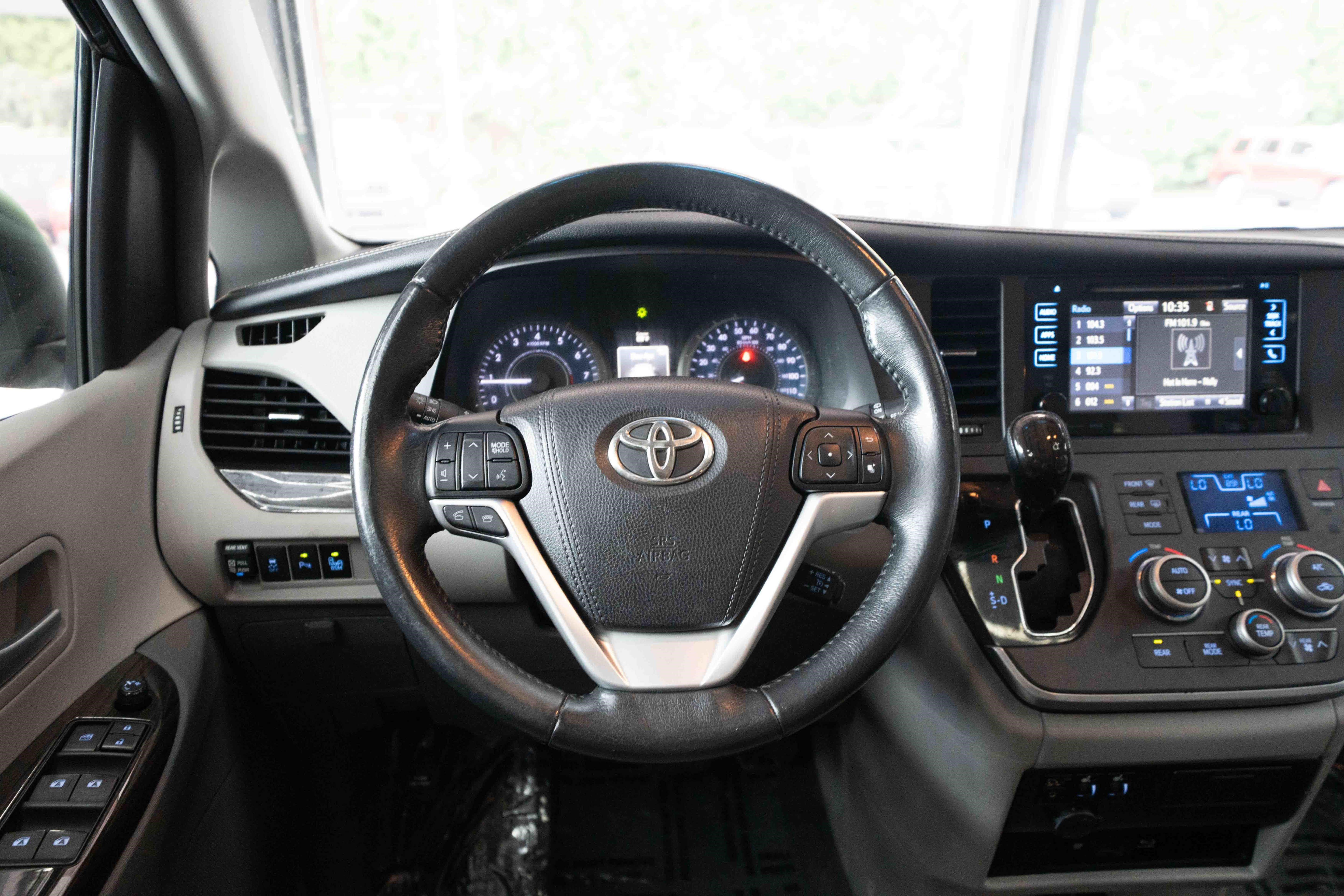 Used 2017 Toyota Sienna XLE Premium FWD image 21