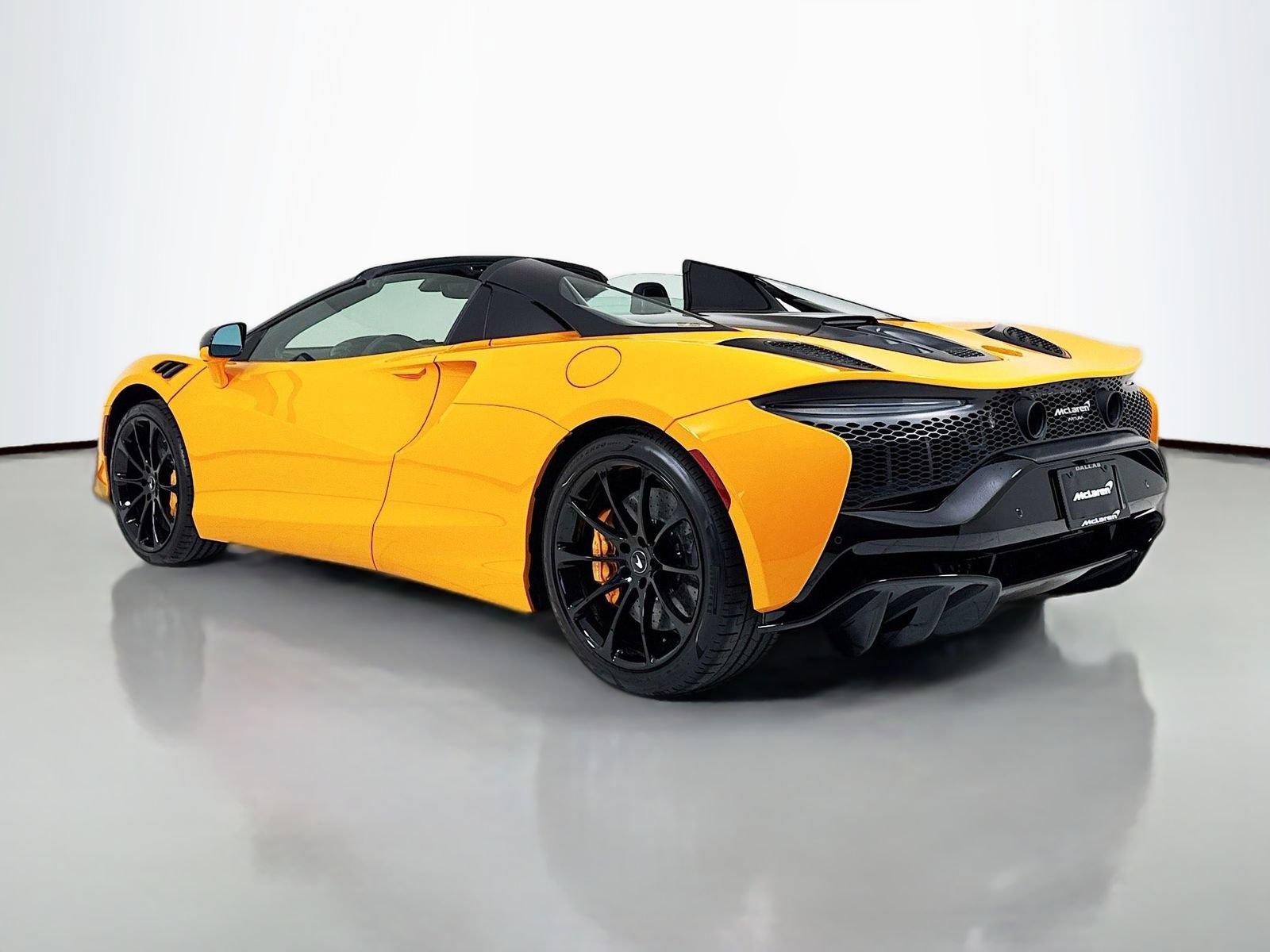 Used 2025 McLaren Artura Spider RWD image 5