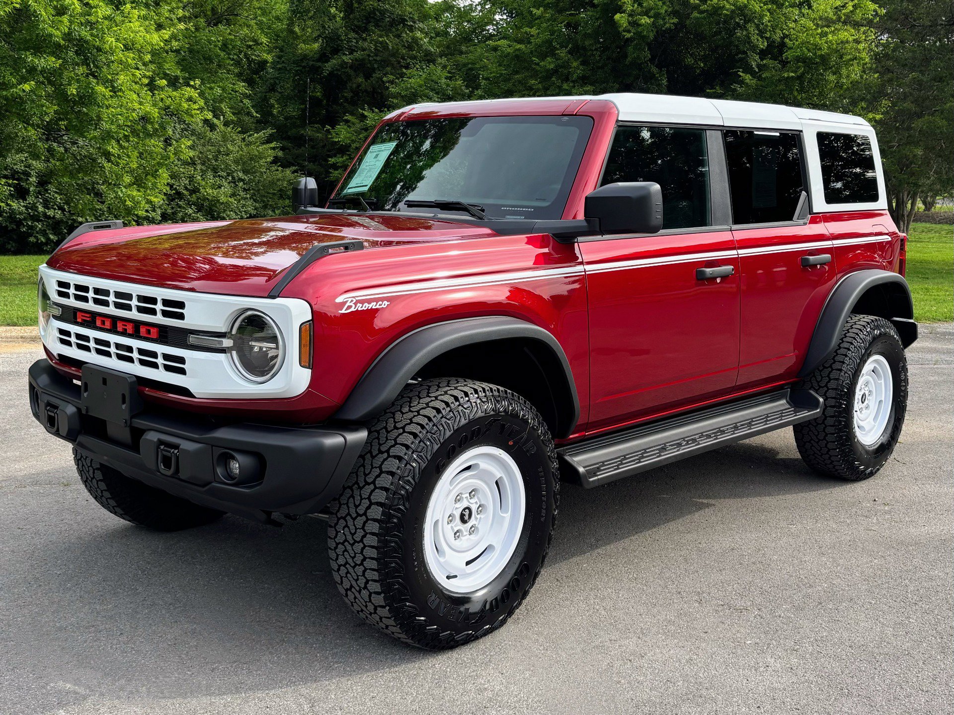 Used 2025 Ford Bronco Heritage Edition AWD/4WD image 2