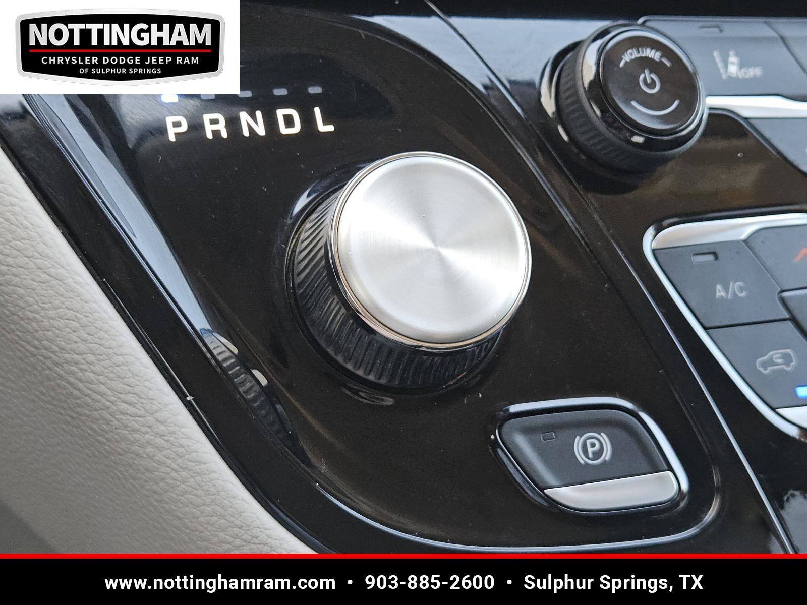 Used 2023 Chrysler Pacifica Touring-L image 14
