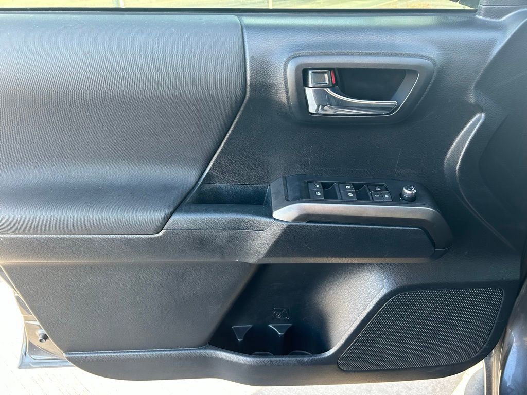 Used 2018 Toyota Tacoma TRD Off-Road image 10