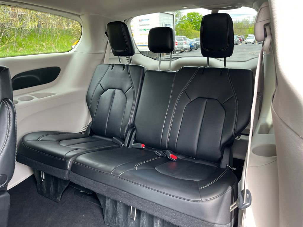 Used 2023 Chrysler Pacifica Touring-L FWD image 19