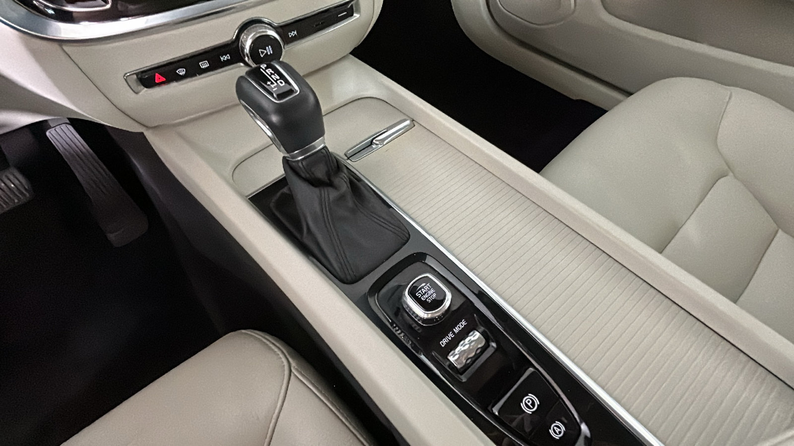 Used 2019 Volvo S60 T5 Momentum w/ Multimedia Package FWD image 25