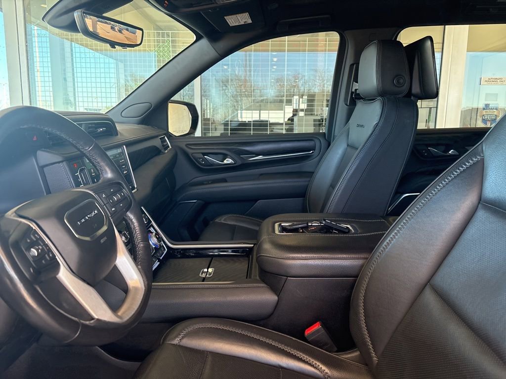 Used 2021 GMC Yukon XL Denali w/ Denali Premium Package AWD/4WD image 6