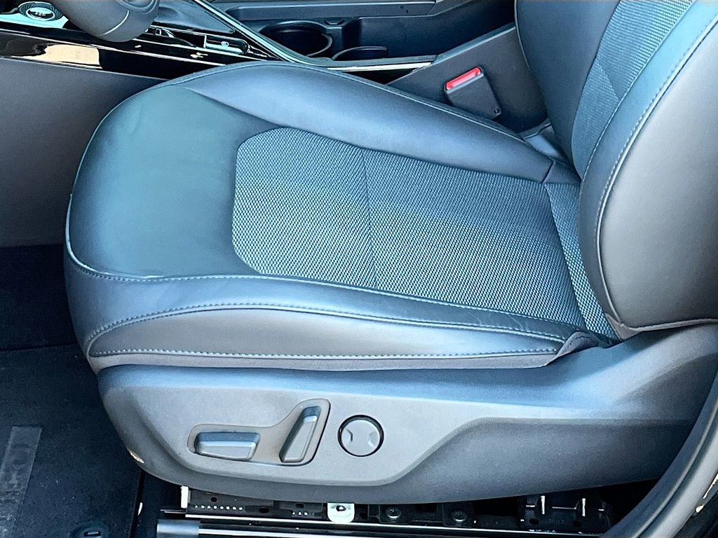 Certified 2023 Kia Niro EX Touring image 19