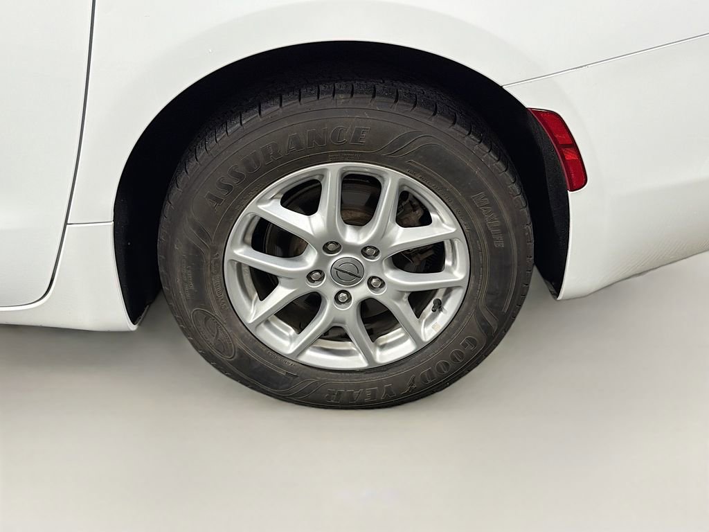 Used 2021 Chrysler Voyager LX image 32