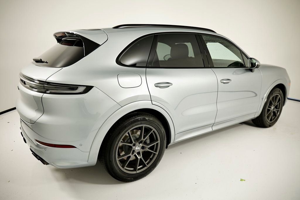 Certified 2025 Porsche Cayenne AWD/4WD image 7