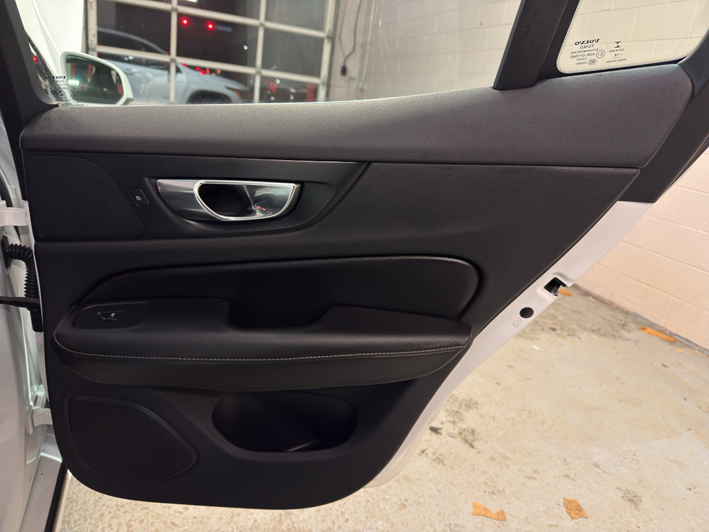 Used 2019 Volvo S60 T8 Inscription image 26