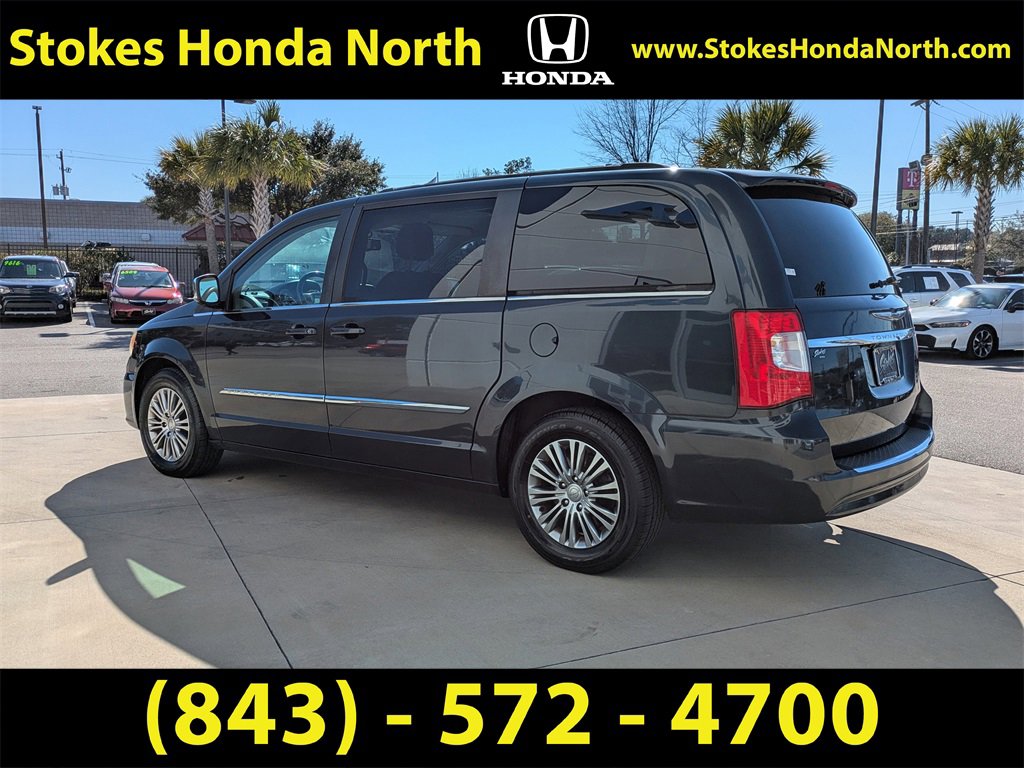 Used 2014 Chrysler Town & Country Touring-L image 6