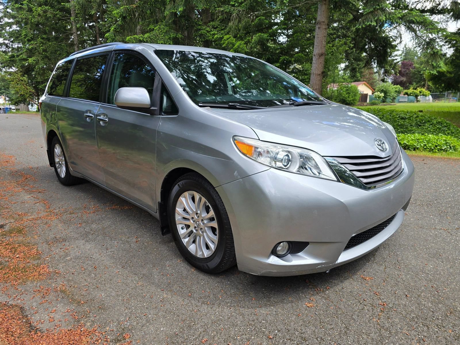 Used 2015 Toyota Sienna XLE w/ XLE Navigation Package FWD image 8