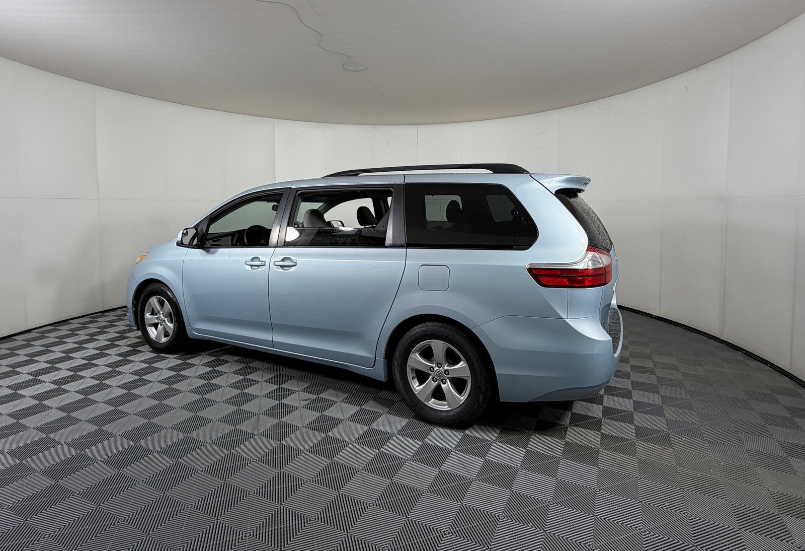 Used 2015 Toyota Sienna LE image 3