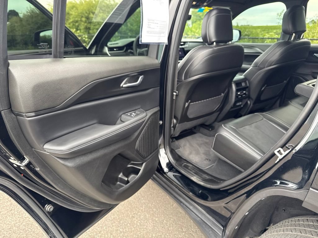 Used 2025 Jeep Grand Cherokee Altitude AWD/4WD image 36