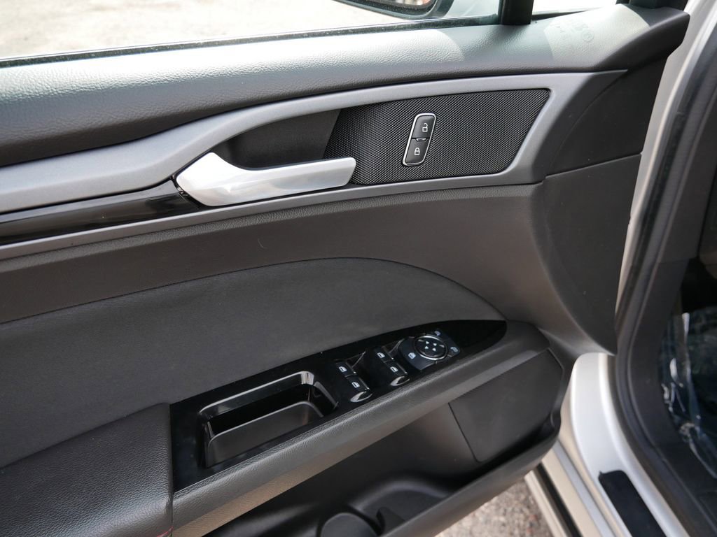 Used 2014 Ford Fusion SE w/ Equipment Group 201A FWD image 15